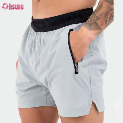Logo personnalisé sur la ceinture Polyester Poches Split Hem Pour Hommes Sports Active Hommes Gymnastic Gymnastic Shorts pour hommes