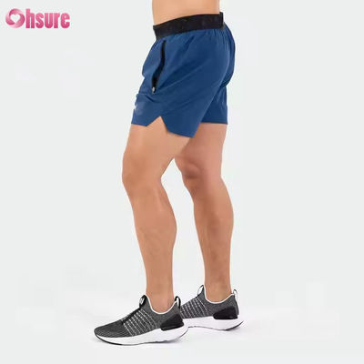 Logo personnalisé sur la ceinture Polyester Poches Split Hem Pour Hommes Sports Active Hommes Gymnastic Gymnastic Shorts pour hommes