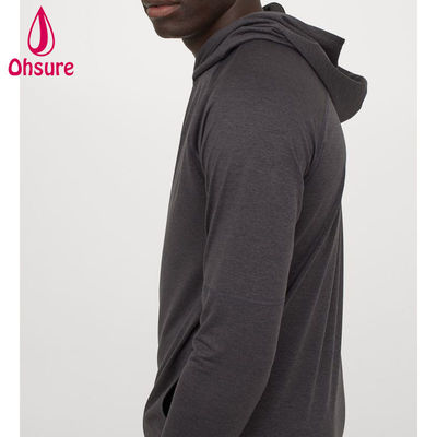 Vente à chaud Hoodie de yoga pour hommes à capuchon à mousse sèche à mailles enduites en capuchon régulier adapté à l'entraînement en salle de gym Logo personnalisé motif solide automne