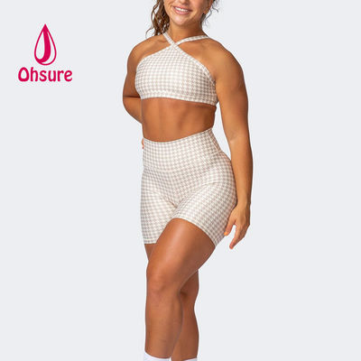 Ensemble 2 pièces OEM Soutien-gorge de sport et short froncé Short de basketball Ensembles de fitness de gym Shorts pour femmes