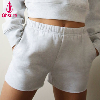 Shorts de survêtement taille haute avec logo personnalisé en gros pour femmes, shorts d'entraînement de fitness pour la salle de sport, taille haute, coupe ample, poches à l'entrejambe, ourlet brut, décontracté