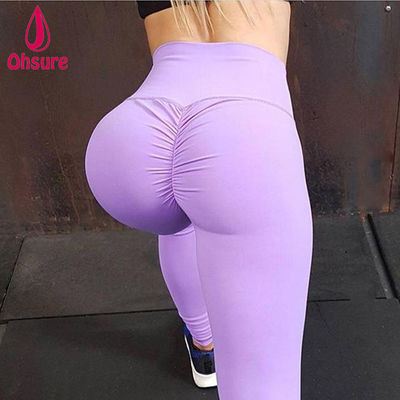 Une poussée chaude élastique, une séance d'entraînement, une séance de fitness, des leggings sexy.
